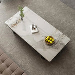 Table basse minimaliste bleue dans un salon moderne