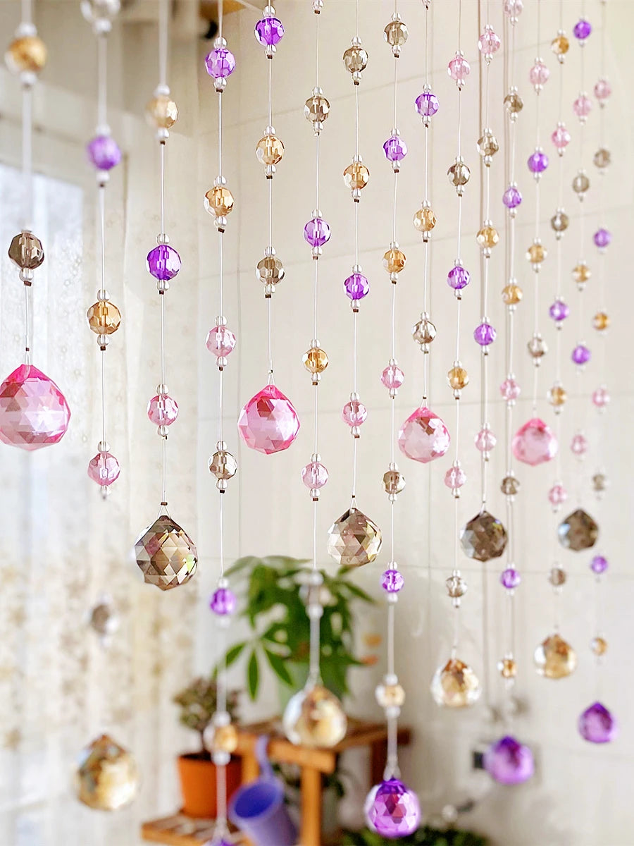 Détail des perles de cristal tricotées sur corde