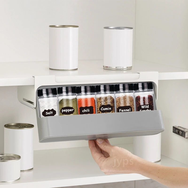Installation de l'étagère à épices sur mur de cuisine propre