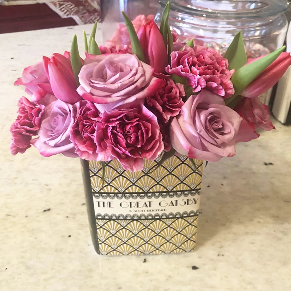 Vase en forme de livre avec finition dorée