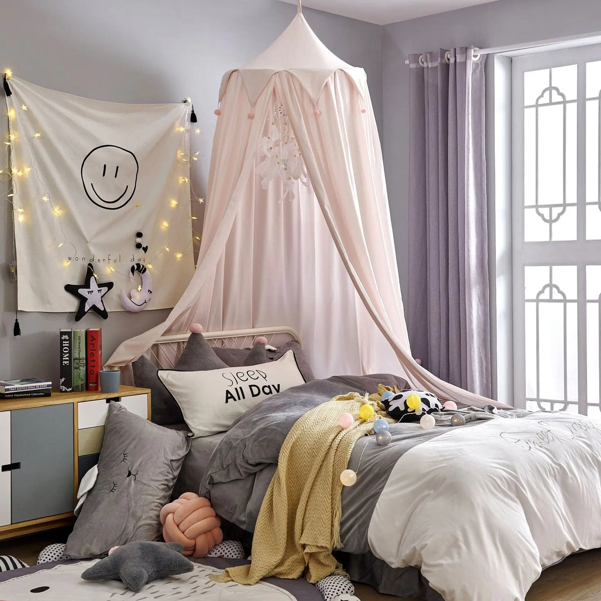Chambre cosy aux tons gris et beiges, avec un lit confortable sous un baldaquin blanc, des accessoires décoratifs et un éclairage tamisé créant une atmosphère chaleureuse et relaxante.