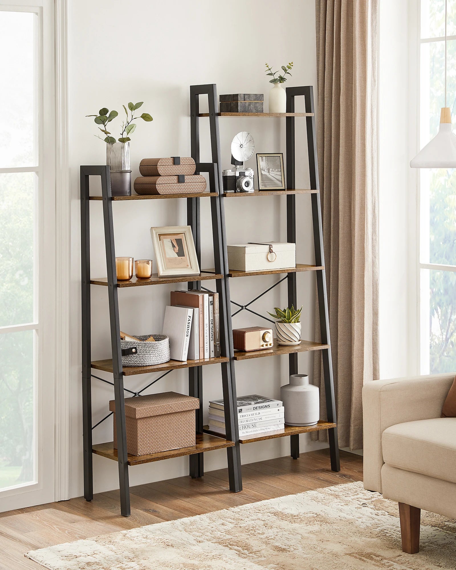 Étagère échelle utilisée comme bibliothèque avec livres et plantes décoratives