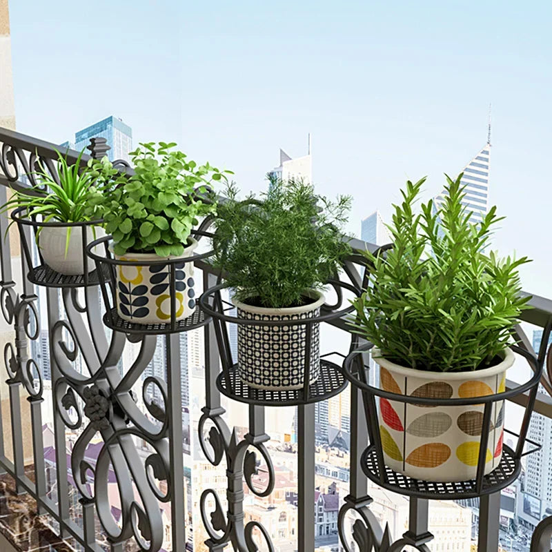 Jardinière suspendue extérieur en fer jaune sur rambarde de balcon