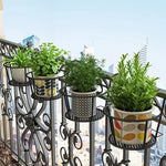 Jardinière suspendue extérieur en fer jaune sur rambarde de balcon