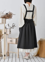Tablier de cuisine femme style coréen dans une cuisine moderne