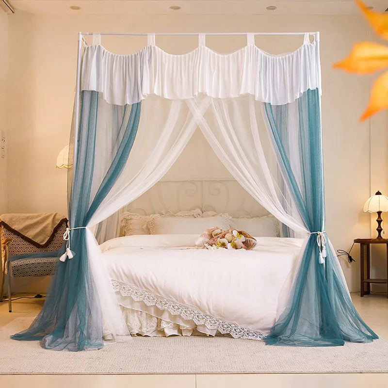 Un lit à baldaquin élégant et romantique avec de belles draperies blanches et bleues, créant un environnement serein et accueillant.