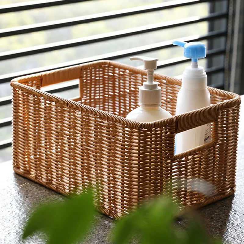 Panier de rangement utilisé pour vêtements dans une chambre