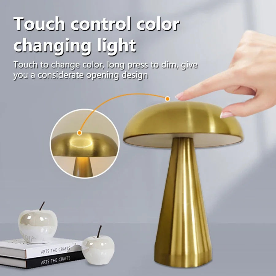 Lampe champignon doré tactile allumée en lumière blanche dans un salon