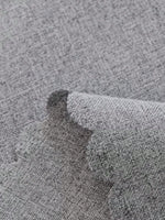 Tissu gris texturé élégant, idéal pour la décoration intérieure ou la confection de vêtements modernes. Son design raffiné ajoute une touche de sophistication à tout projet créatif.