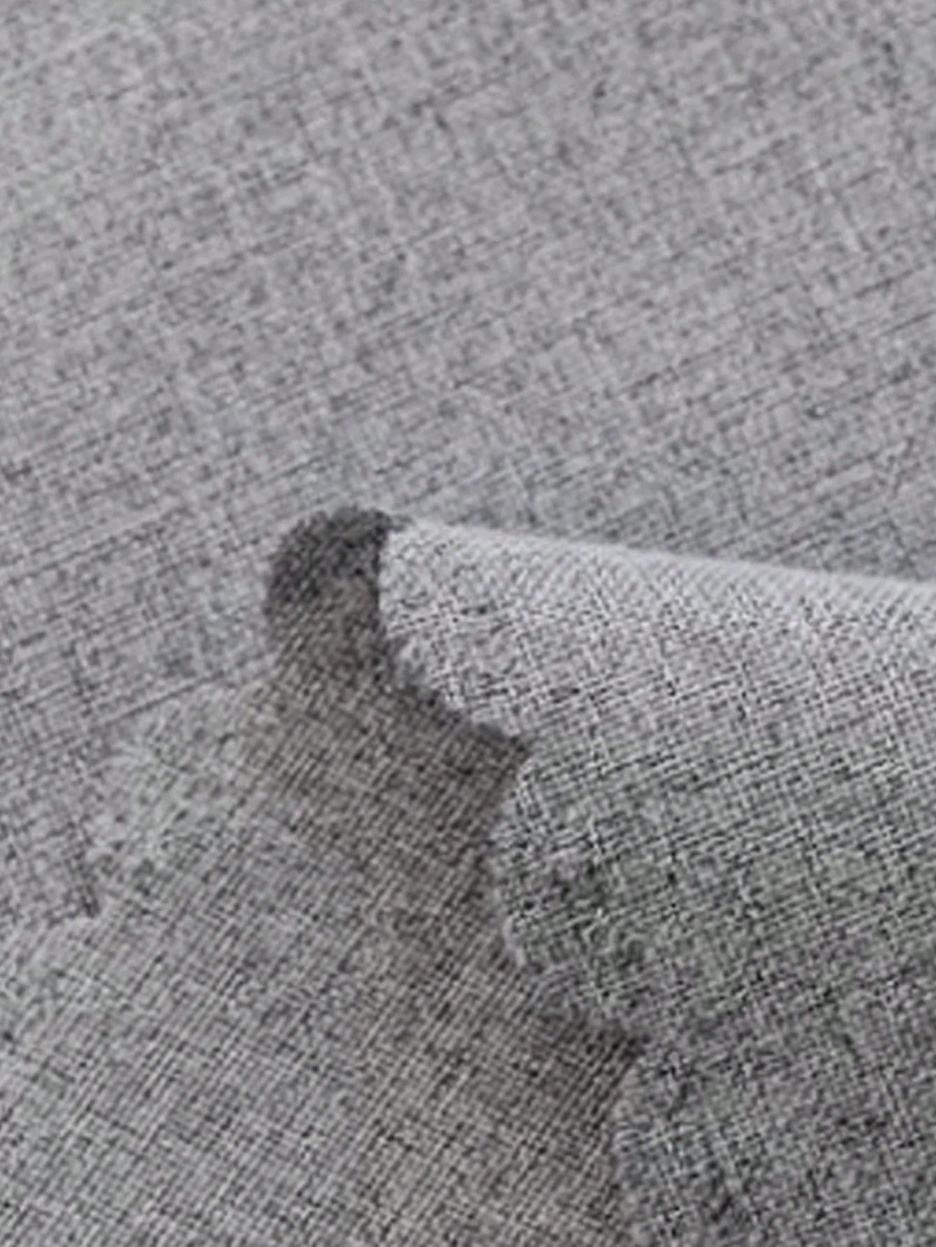 Échantillon de tissu gris à texture légère, idéal pour la décoration intérieure et la confection de rideaux ou de meubles rembourrés. Aspect élégant et moderne adapté à divers styles d'intérieur.