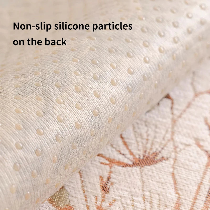 Gros plan sur du tissu beige orné de motifs et de petits éléments antidérapants sur le dos.