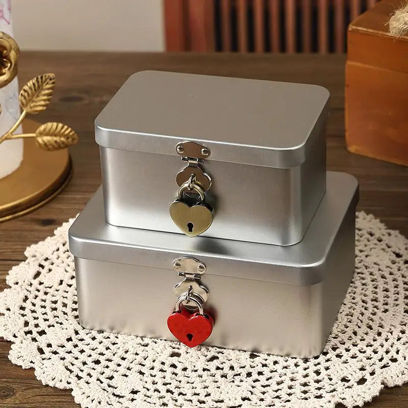 Boîte métallique de rangement en fer blanc avec verrou en détail