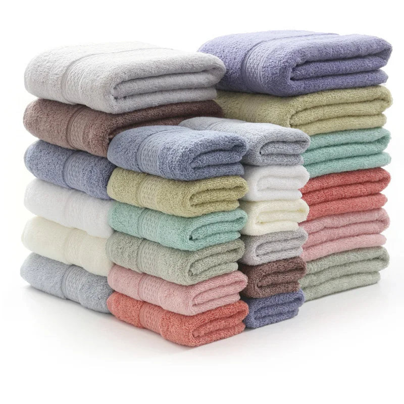 Vue rapprochée de la texture douce et absorbante du coton peigné