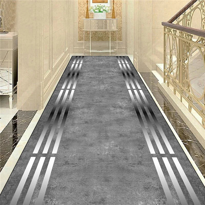 Un long tapis gris avec des rayures argentées sur le sol d'un couloir élégant.
