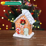 Maison de neige utilisée comme support à dessert sur une table de fête
