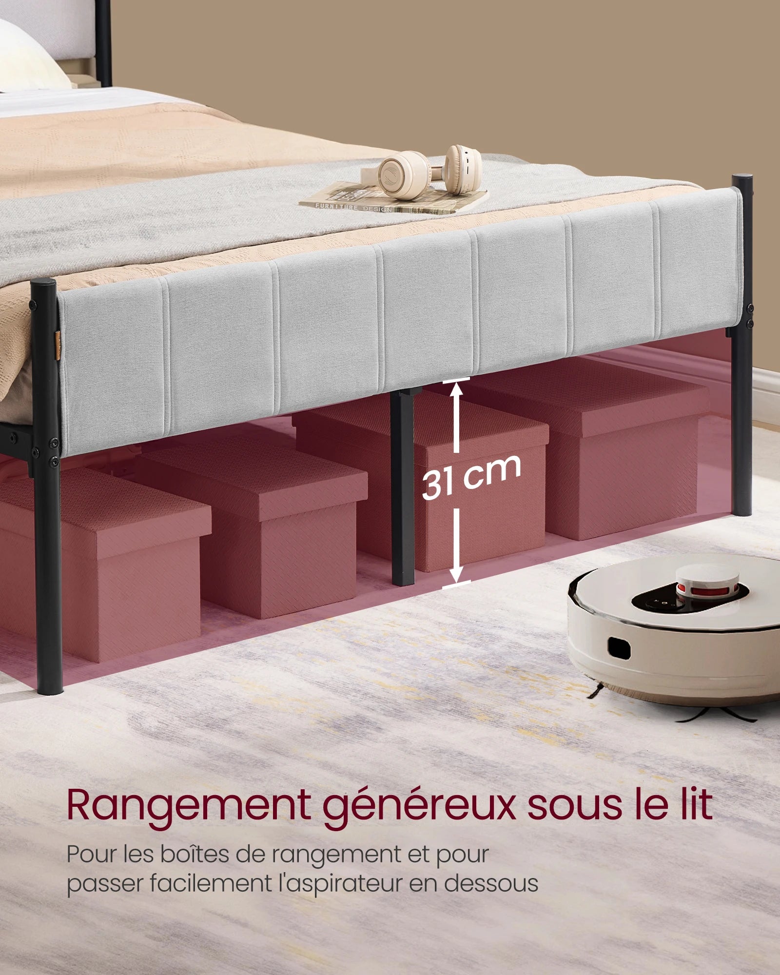 Cadre de lit intégré dans une chambre décorée avec draps beige et coussins