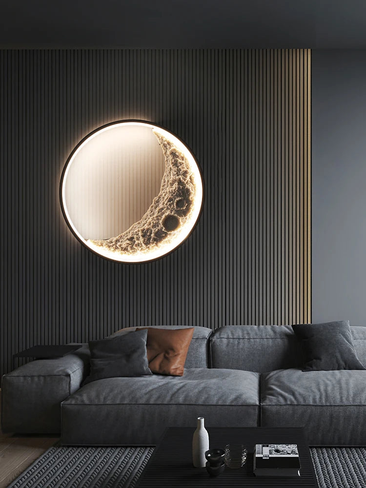 Détail de l'applique murale lune LED installée dans une chambre à coucher
