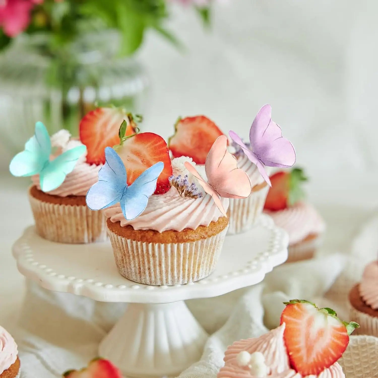 Papillon vert menthe sur gâteau d'anniversaire