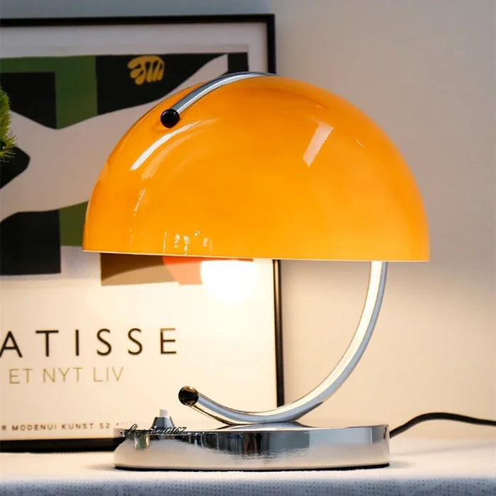 Lampe de chevet design vintage orange en acier inoxydable sur table de nuit
