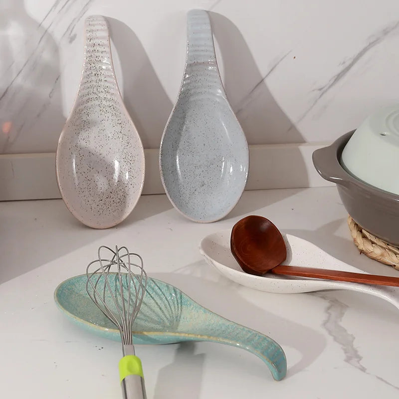 Repose-cuillère en céramique blanc sur comptoir de cuisine moderne