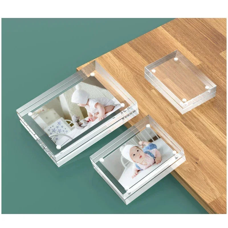 Cadre photo magnétique acrylique transparent dans un décor intérieur moderne