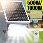 Lampe solaire extérieur 170 LED étanche bleue dans un jardin