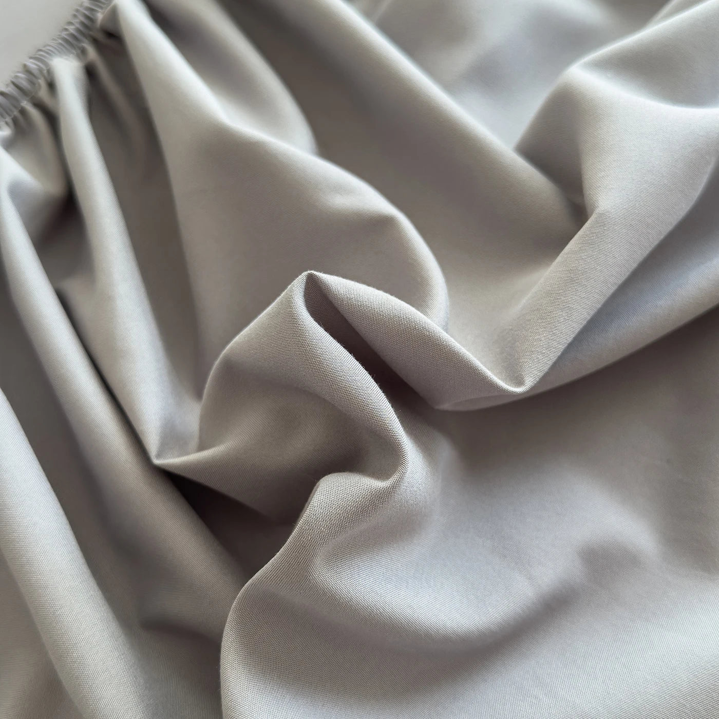 Drap de lit ajusté 180x200 cm en coton uni couleur rose sur matelas