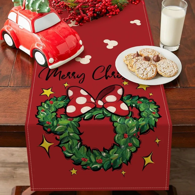 Chemin de table utilisé dans une décoration de salle à manger pour les fêtes