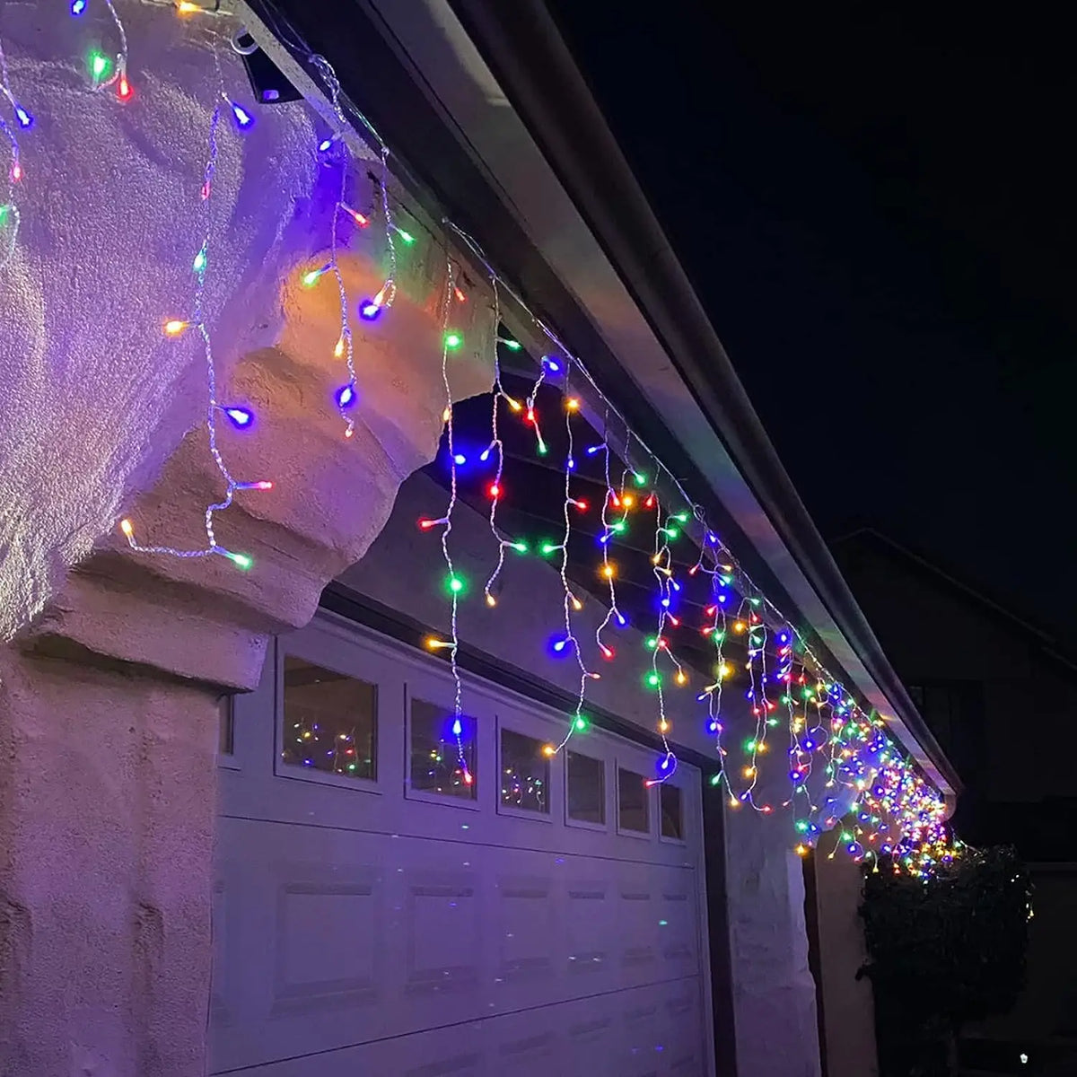 Détail des gouttes de glaçon lumineuses sur la guirlande solaire
