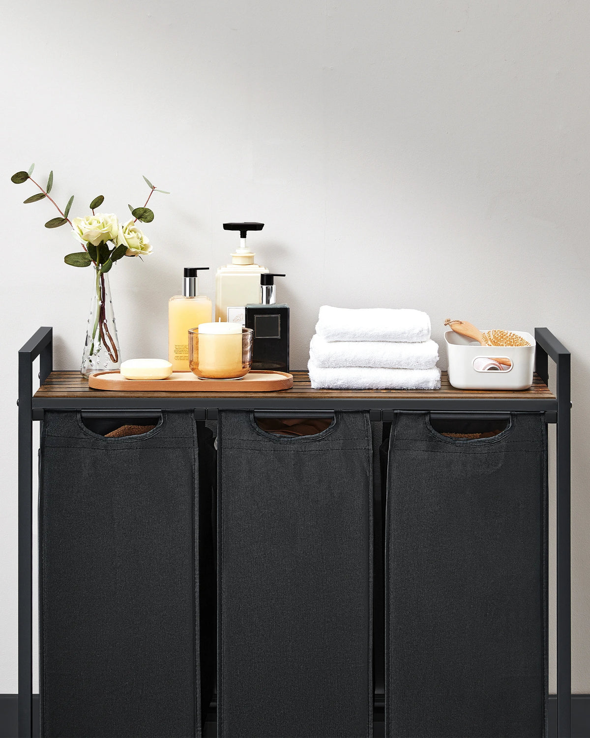 Panier à linge 3 compartiments dans une salle de bain moderne
