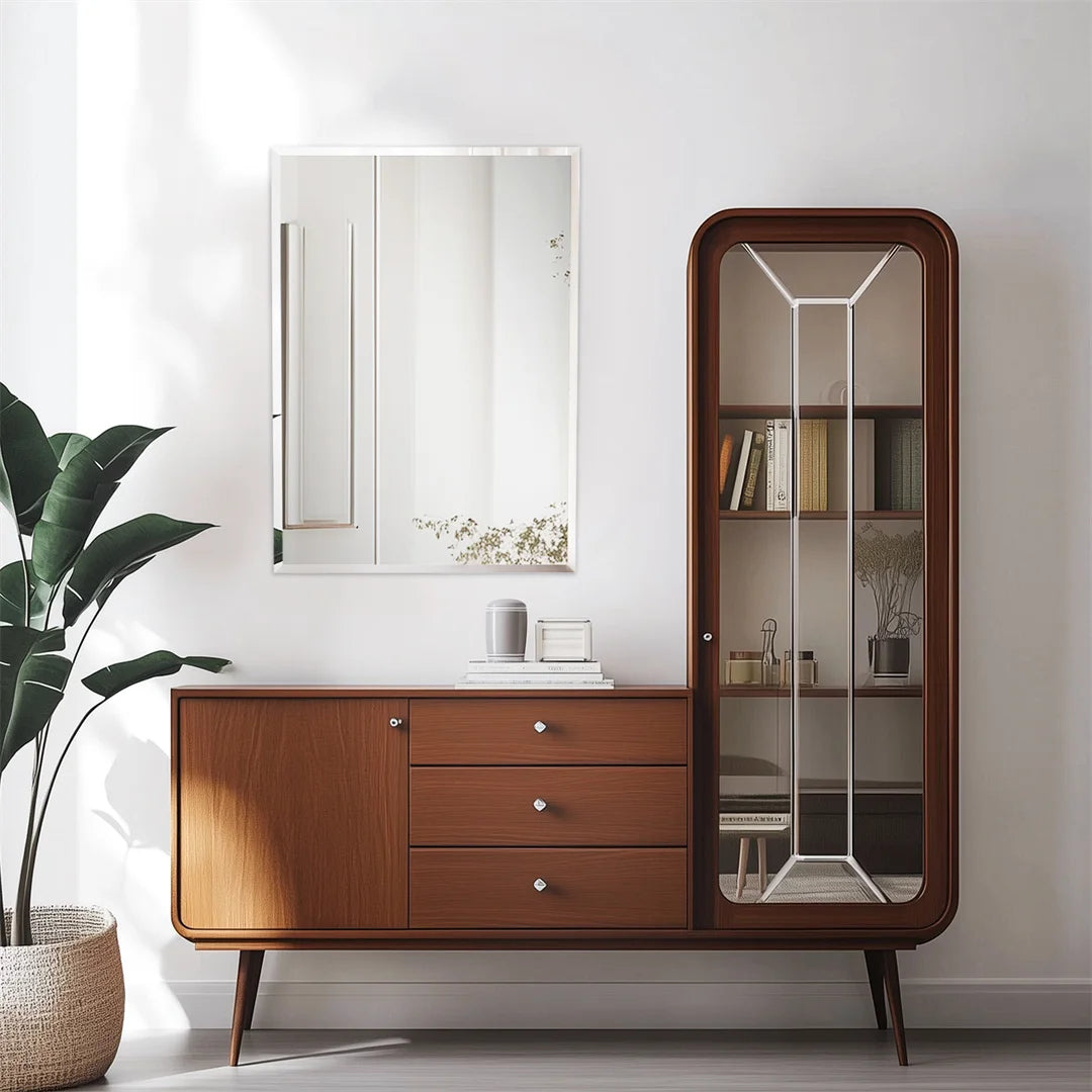 Meuble de rangement vintage en bois foncé avec miroir et étagères, décoré de plantes vertes dans un intérieur épuré et lumineux.