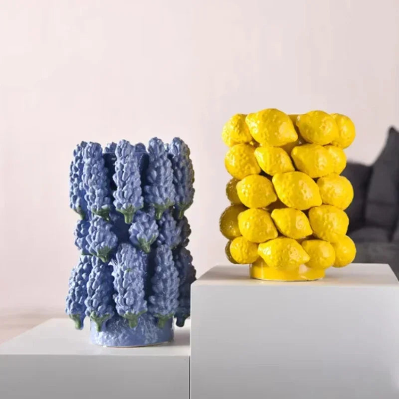 Vase fruits céramique coloré sur table salle à manger