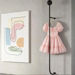 Porte-manteau mural blanc avec manteaux accrochés