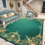 Un salon élégant et élégant, avec un canapé et des fauteuils en tissu bleu clair, posés sur un tapis vert et or aux motifs floraux.