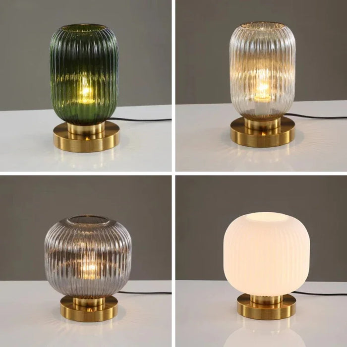 Lampe de chevet en verre moderne avec abat-jour vert sur table de nuit