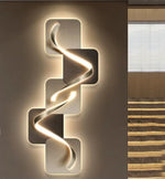 Luminaire allumé dans une entrée moderne