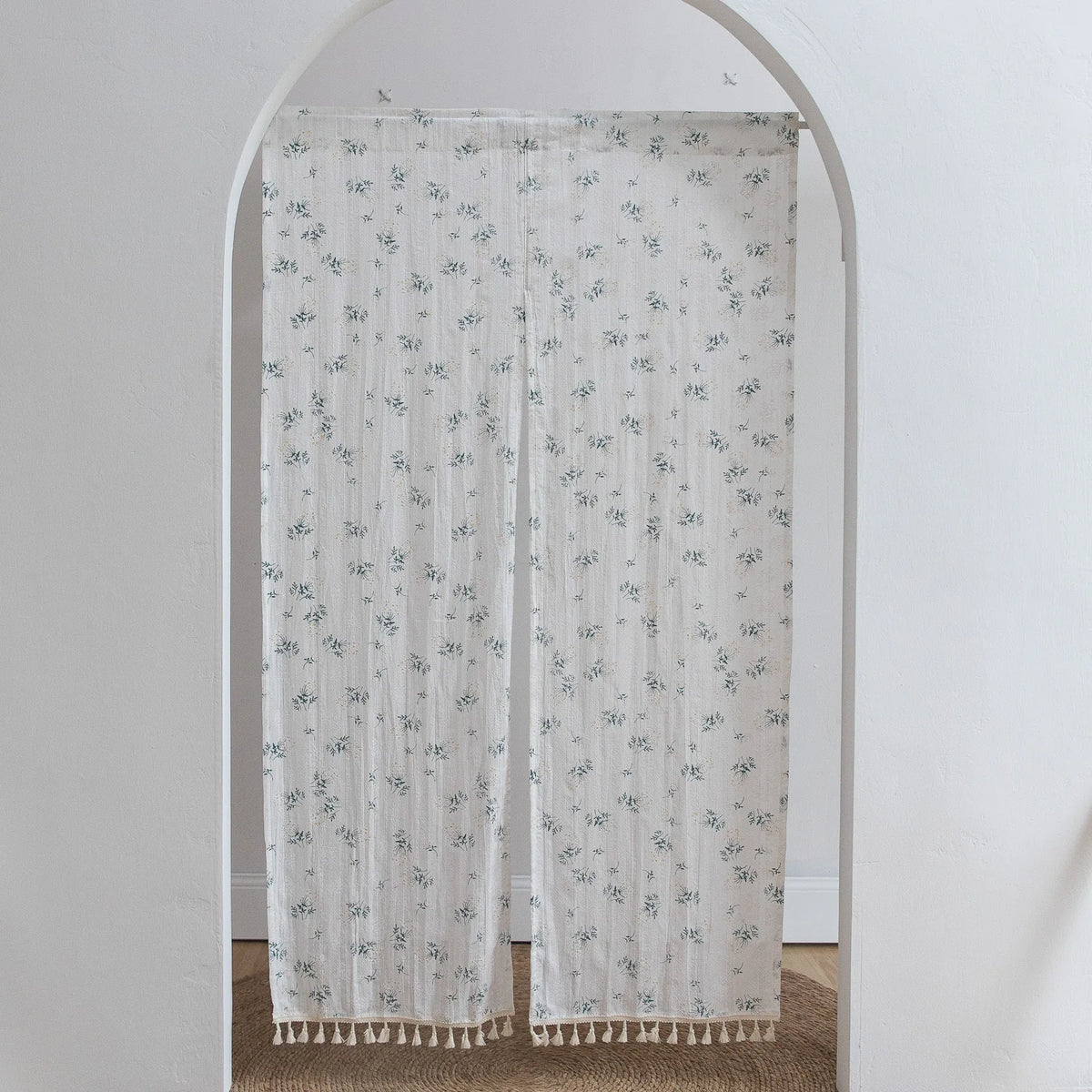 Rideau double dans une chambre à coucher avec décoration rétro