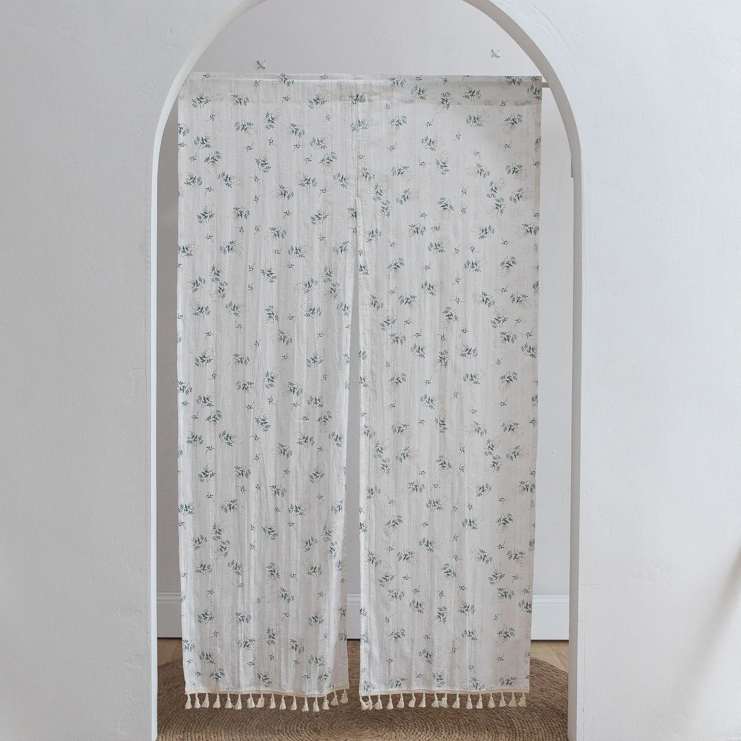 Rideau double dans une chambre à coucher avec décoration rétro