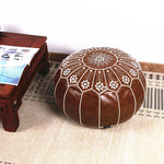 Pouf marocain blanc style méditerranéen dans un salon moderne