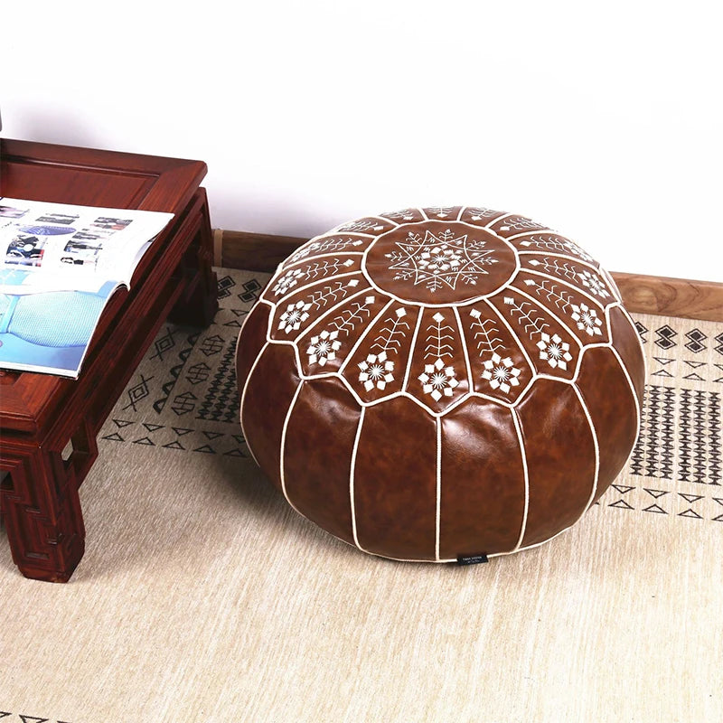 Pouf marocain blanc style méditerranéen dans un salon moderne