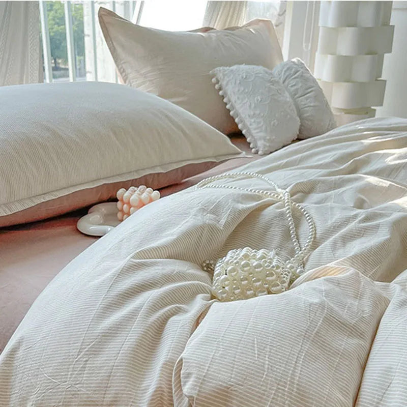 Parure de lit rayures grise dans une chambre moderne