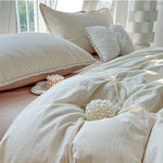Parure de lit rayures grise dans une chambre moderne