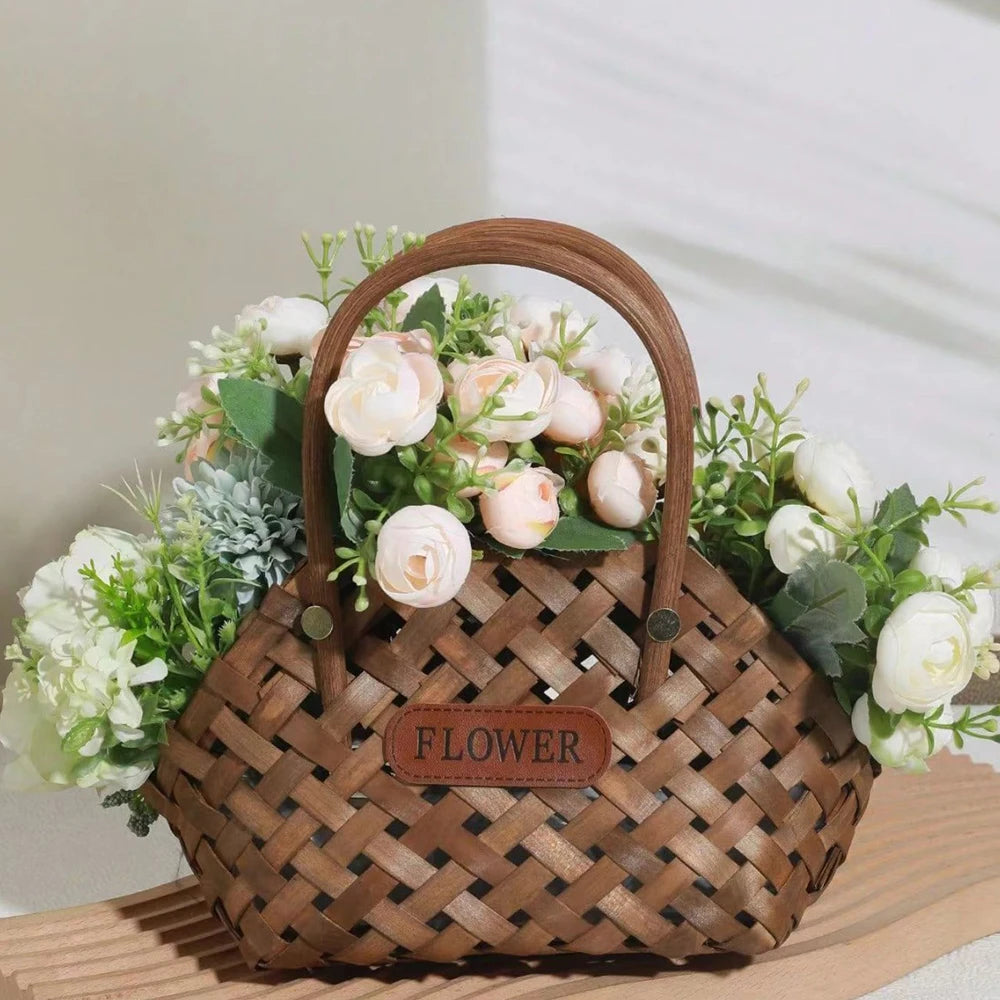 Panier en osier utilisé comme élément de rangement décoratif