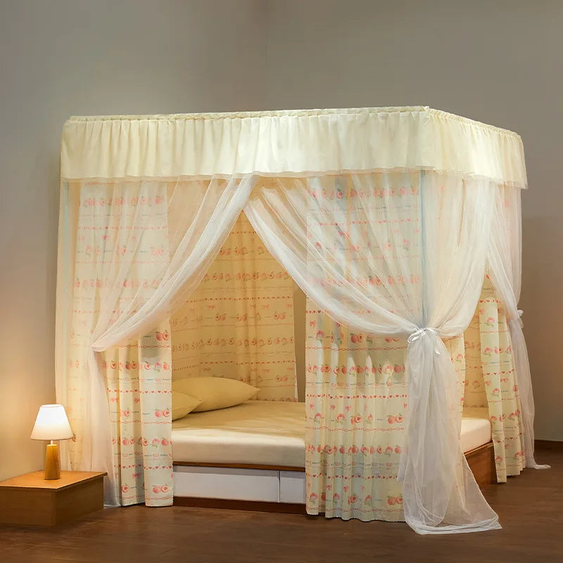 Un lit avec un baldaquin blanc et des rideaux à motifs fleuris, donnant une atmosphère douce et élégante à la pièce.