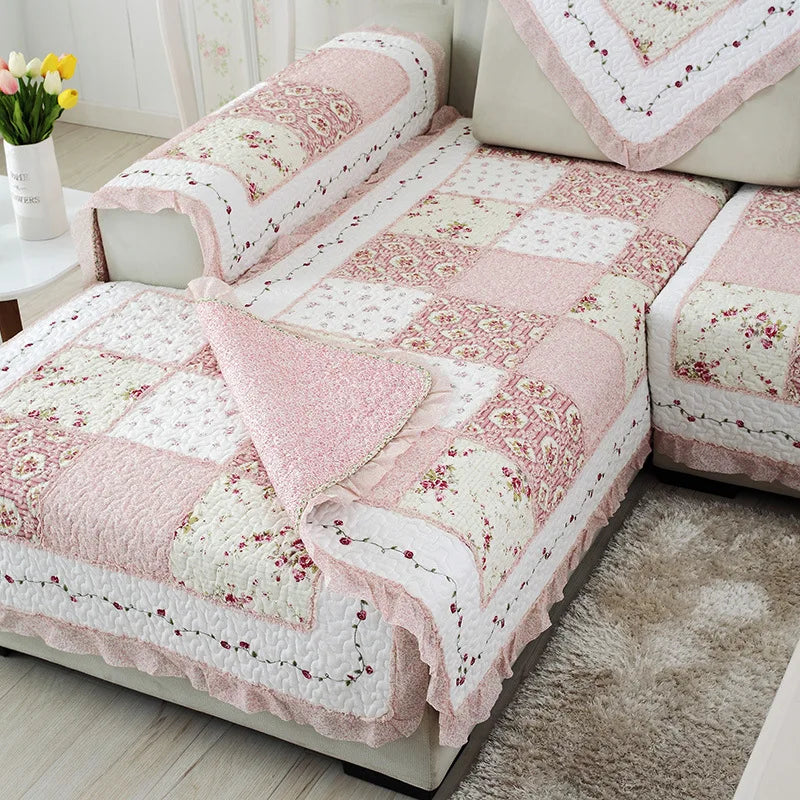 Housse de canapé imperméable en coton dans un salon moderne