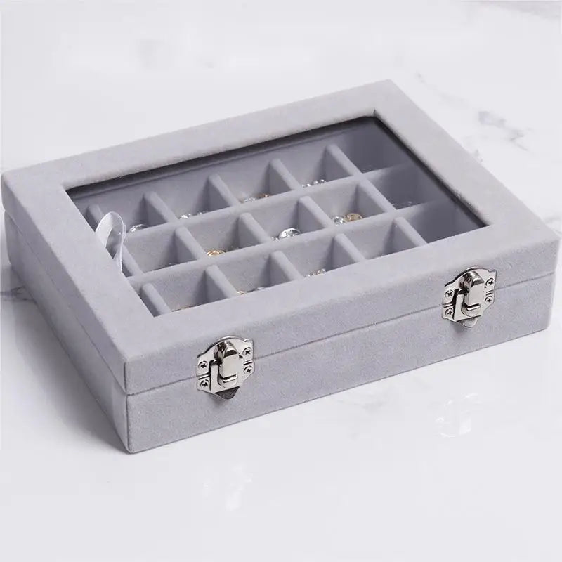 Boîte rangement bijoux en couleur beige sur une coiffeuse
