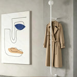 Porte-manteau mural vertical dans un couloir moderne