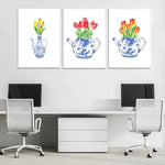 Des vases peints à l'aquarelle avec des bouquets de tulipes colorés.