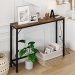 Table console étroite grise avec prise USB dans une entrée