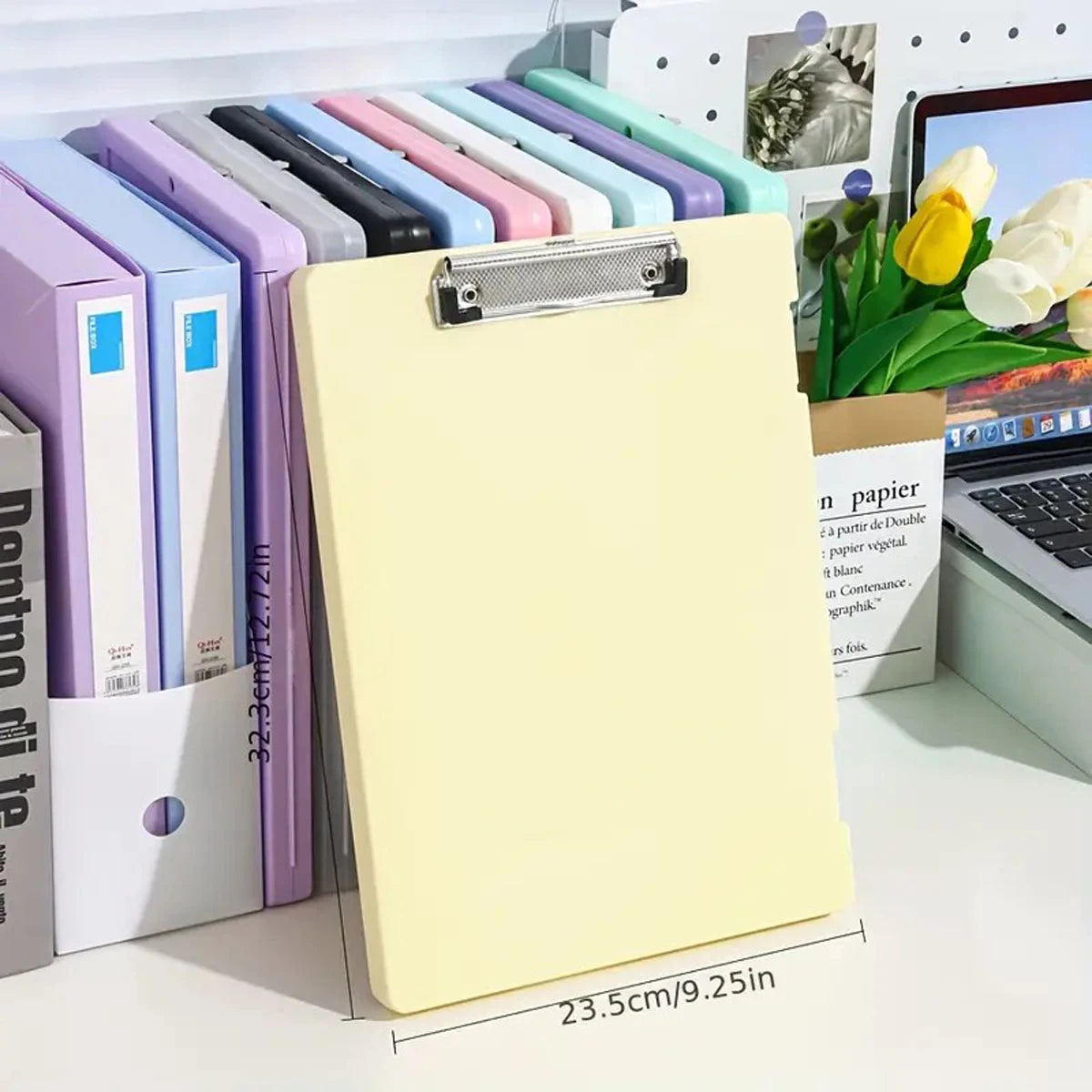 Organisation bureau avec boîtes de rangement multicolores